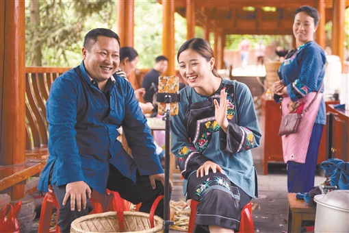 那山，那人，那苗寨——十八洞村三代人的奋斗史