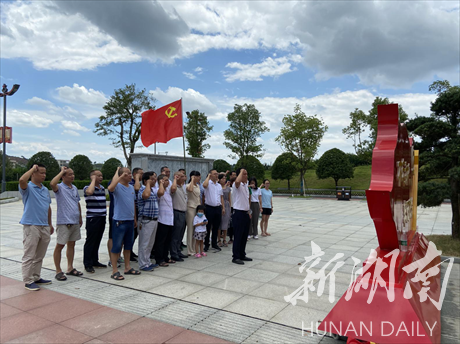 七里桥开展“走进红色基地 缅怀革命先烈”主题党日活动