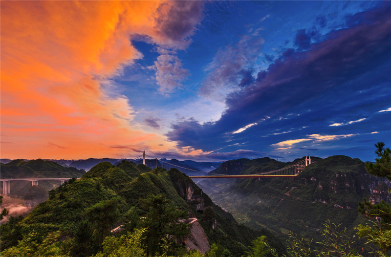 2710平方公里,由南自北纵跨湘西州7个县市,包括吉首矮寨,凤凰天星山