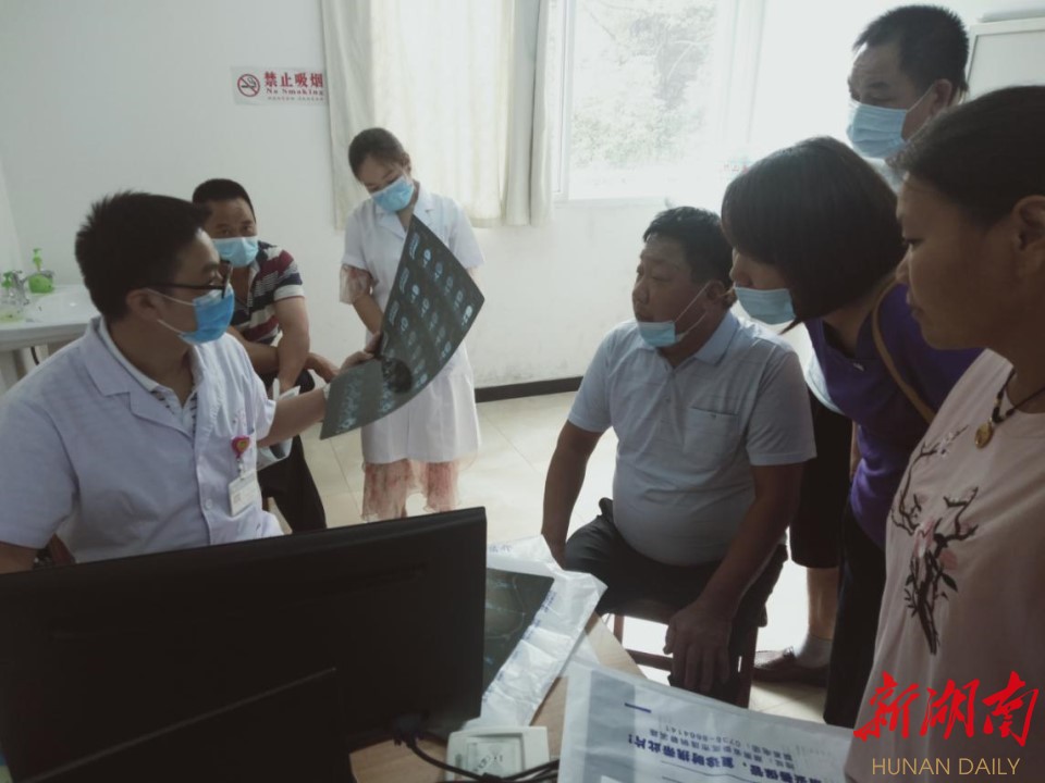 图为龙军华主任现场诊疗答疑。