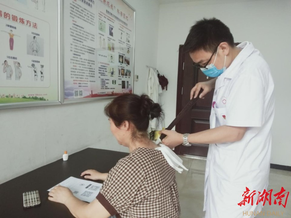 图为一周后肩颈疾病患者再次进行棍点疗法治疗。