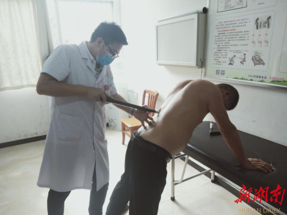 图为患者腰椎盘突出棍点疗法治疗现场。