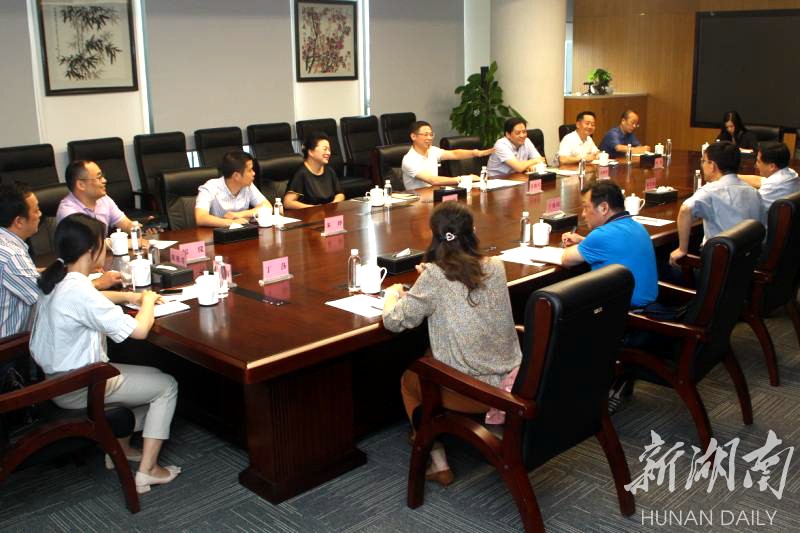 一行和新华社湖南分社党组书记,社长丁锡国一行到湖南日报社走访交流
