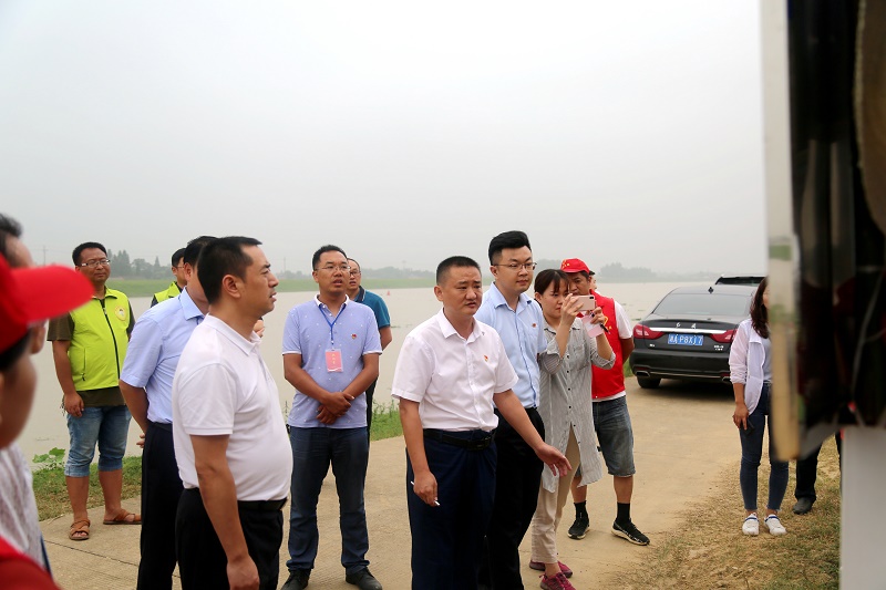 团省委书记汤立斌到张家塞乡防汛一线慰问益阳建行青年志愿者