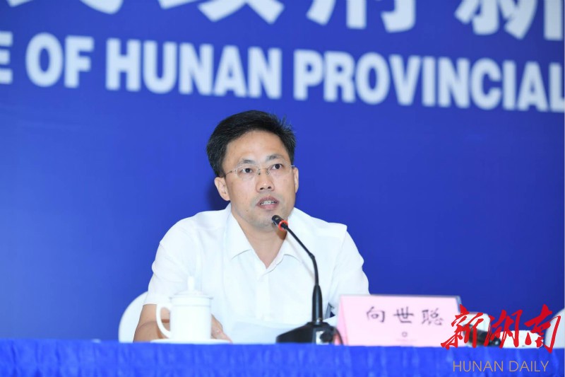 省政府办公厅党组成员,省政务管理服务局局长向世聪就"一件事一次办"