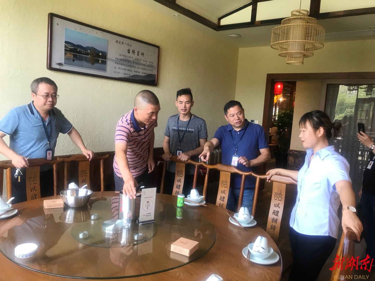 醴陵市市场监管局推行使用公筷公勺 促进文明餐桌建设