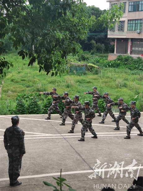 祁阳县梅溪镇：今天 我们“集体当兵”