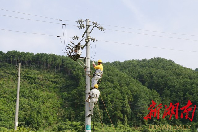 带电作业班在岩门供电所10千伏岩模线005号杆完成绝缘杆操作法接火作业 带电作业班在岩门供电所10千伏岩模线005号杆完成绝缘杆操作法接火作业