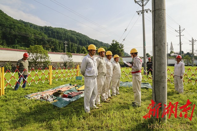 带电作业班工作人员作业前站队三交 带电作业班工作人员作业前站队三交