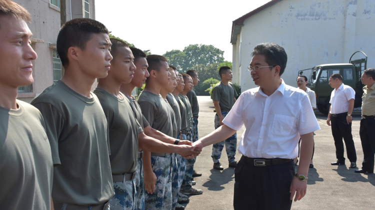 溆浦县领导走访慰问驻溆部队和荣军单位