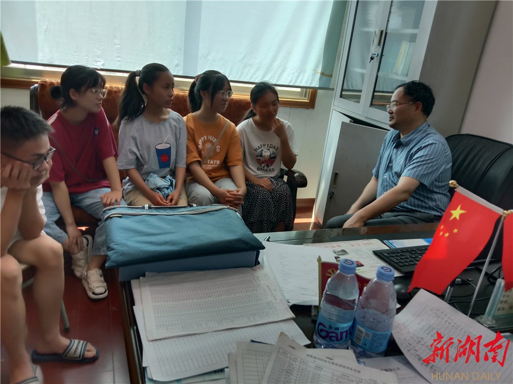 "新"班主任情感温度敌酷暑--记花垣县边城高级中学老师黄宏清