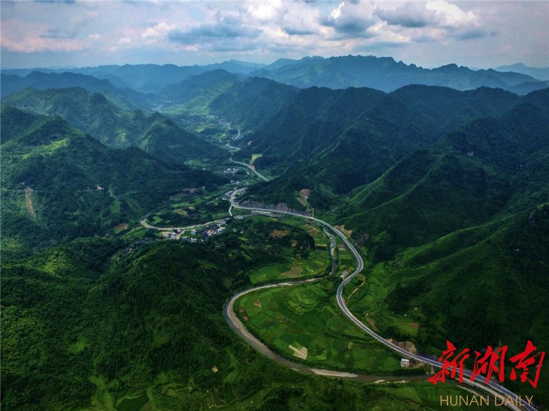 湘西龙山"美丽生态公路"成全域旅游"风光画廊"