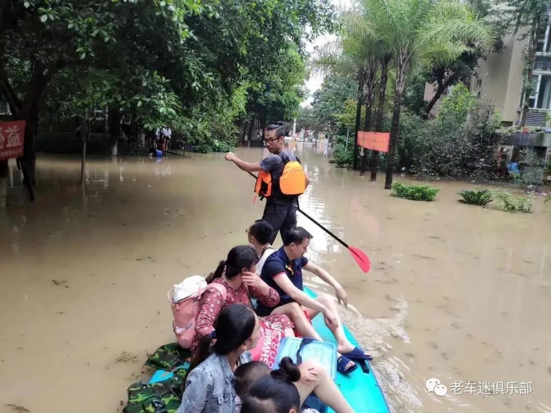 战洪水，2为小伙用桨板救援40名受灾群众