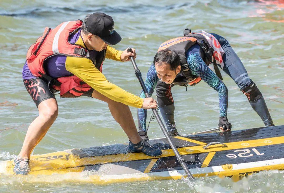 百余名桨板爱好者在武汉东湖水上“斗板”