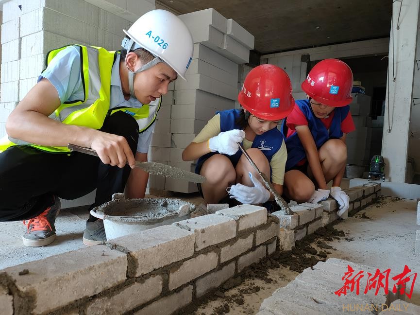 “做人要像砌墙一样”——体验采访全国人大代表邹彬