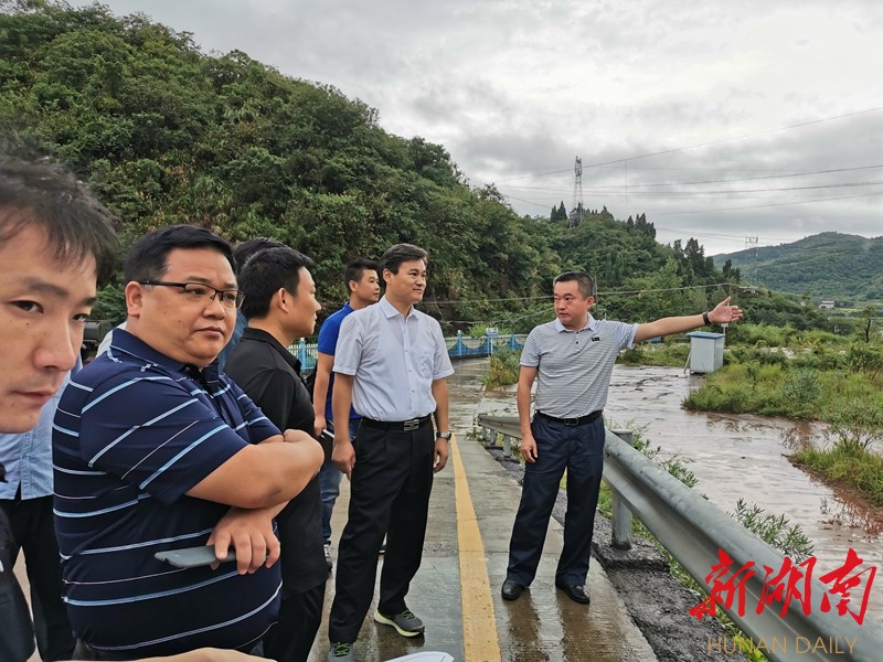 向恒林深入县职教中心项目选址地现场办公