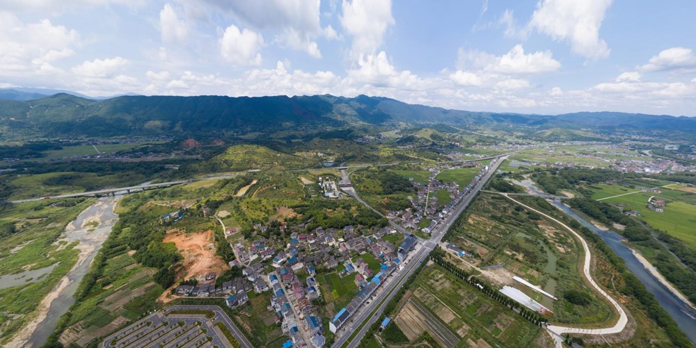 鹿原镇隶属于湖南省株洲市炎陵县,位于炎陵县西北部,与茶陵县及郴州市