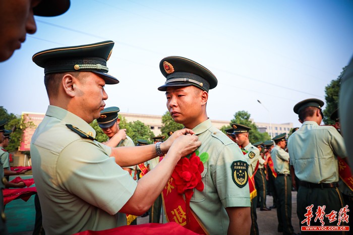 敬上最后一个军礼 退伍老兵向武警部队旗告别