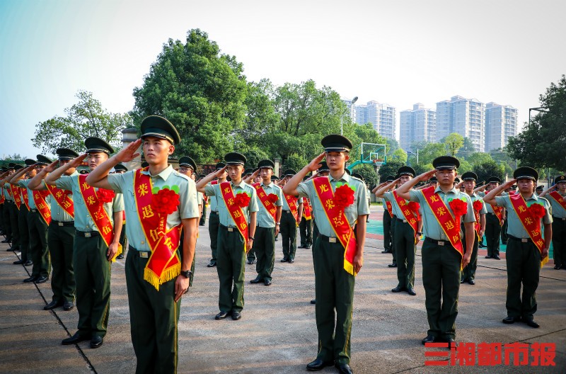 敬上最后一个军礼,退伍老兵向武警部队旗告别-三湘都市报