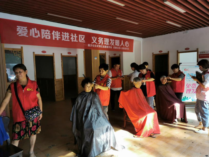 永安街道聋哑人志愿服务队为居民“爱心义剪”