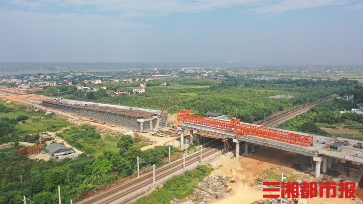 伊莱克斯大道西延段跨京广铁路桥梁架设完成，预计年底全线贯通