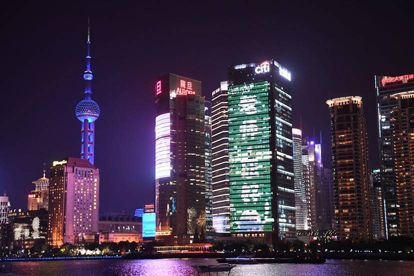 上海地标“外滩之窗”和上海中心“为教师亮灯”