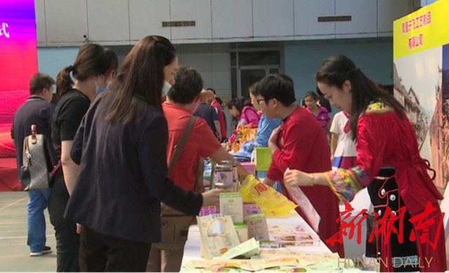 市民正在购买凤凰扶贫产品 市民正在购买凤凰扶贫产品