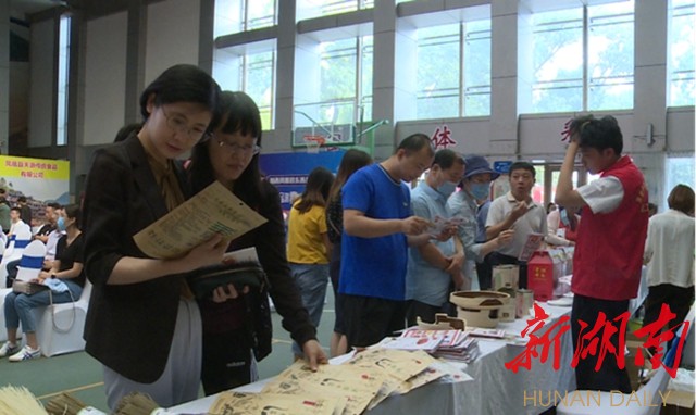 市民正在选购凤凰特色扶贫产品 市民正在选购凤凰特色扶贫产品