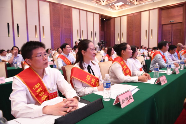 为人师者，今天最美——首届“湖南省教书育人楷模”颁奖典礼暨庆祝第36个教师节大会现场特写