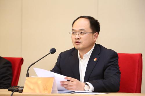 辞去北京团市委书记后，熊卓重返清华任教