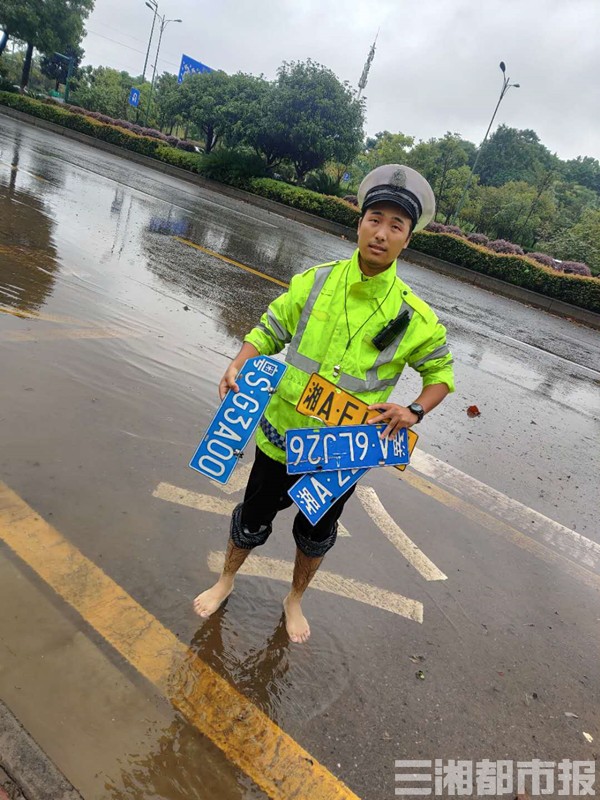 图集|暴雨来袭，长沙“浇”警光脚淌水指挥交通