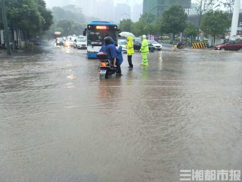 图集|暴雨来袭，长沙“浇”警光脚淌水指挥交通