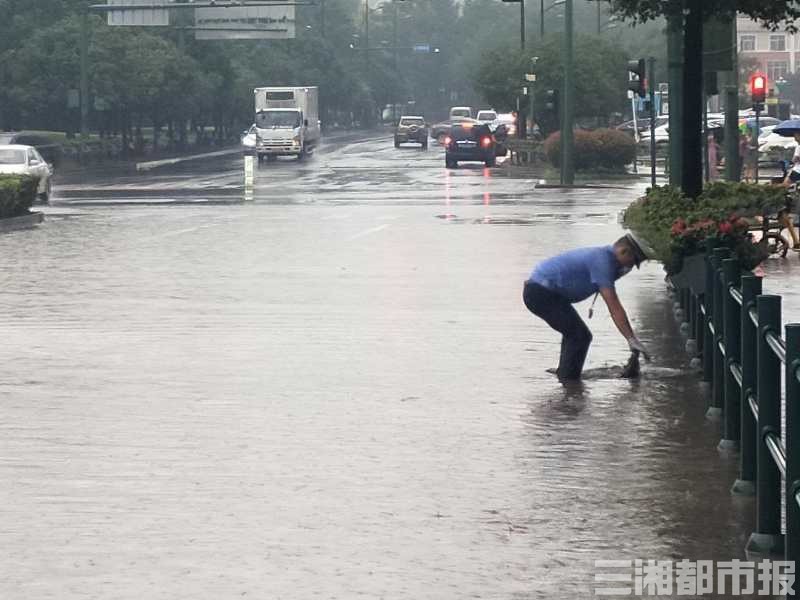 图集|暴雨来袭，长沙“浇”警光脚淌水指挥交通