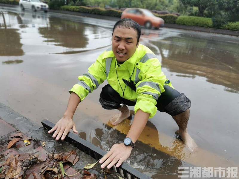 图集|暴雨来袭，长沙“浇”警光脚淌水指挥交通