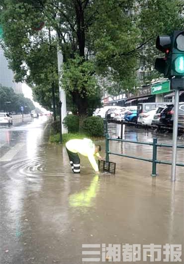 图集|暴雨来袭，长沙“浇”警光脚淌水指挥交通