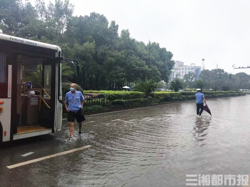 图集|暴雨来袭，长沙“浇”警光脚淌水指挥交通