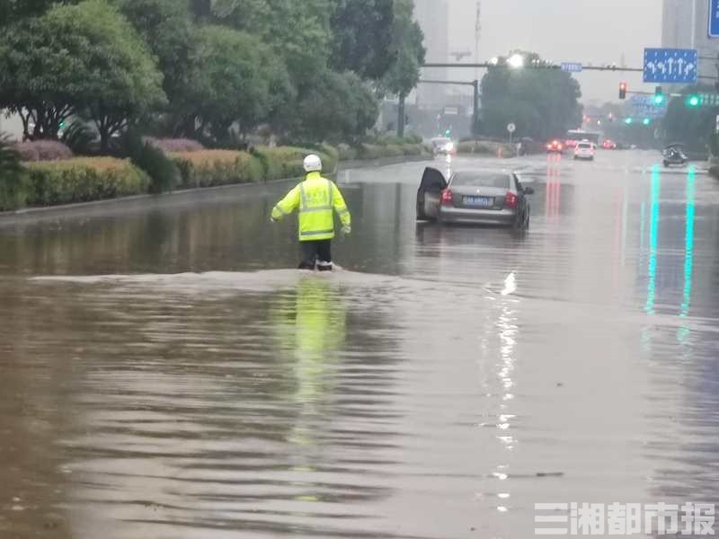 图集|暴雨来袭，长沙“浇”警光脚淌水指挥交通