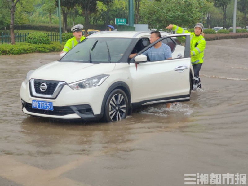 图集|暴雨来袭，长沙“浇”警光脚淌水指挥交通