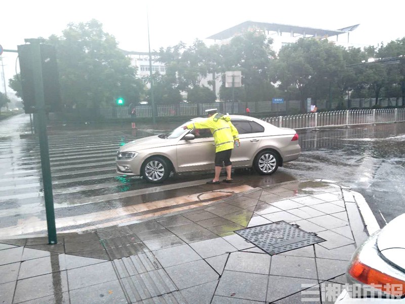 图集|暴雨来袭，长沙“浇”警光脚淌水指挥交通