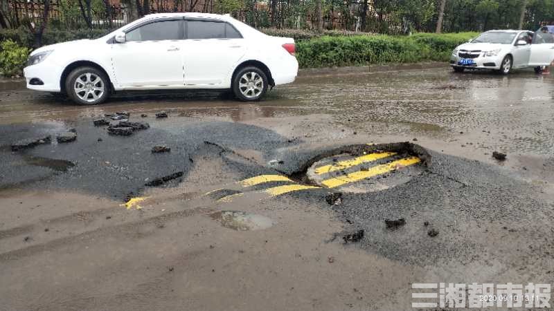 图集|暴雨来袭，长沙“浇”警光脚淌水指挥交通