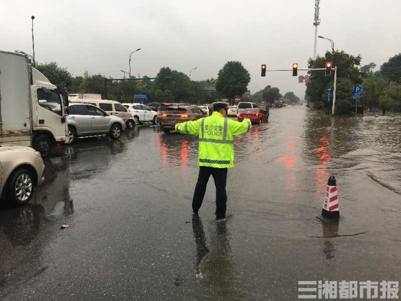 图集|暴雨来袭，长沙“浇”警光脚淌水指挥交通