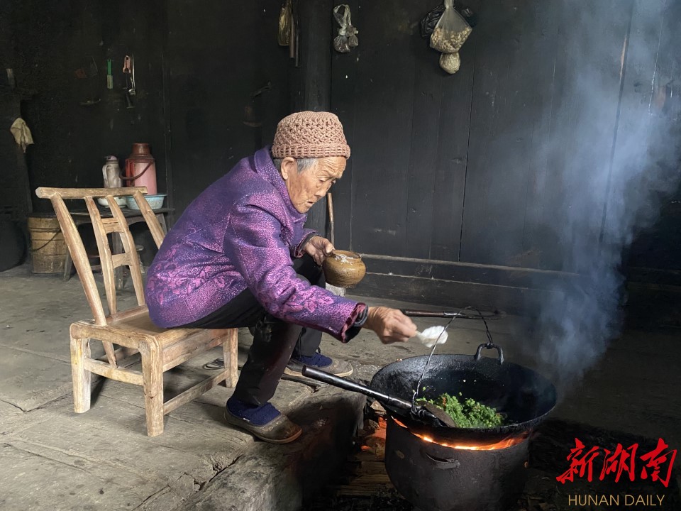 图为老人平日有余力时,仍坚持自己动手做家务.