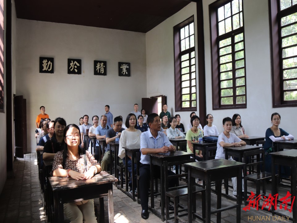 图为培训班学员在湘乡东山学校参观学习。