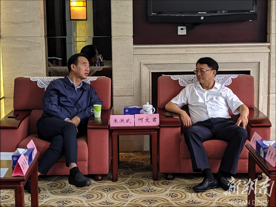 何文君会见永州市市长朱洪武