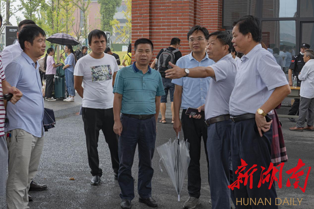 何云峰带队检查永州师专首日开学报到各项工作