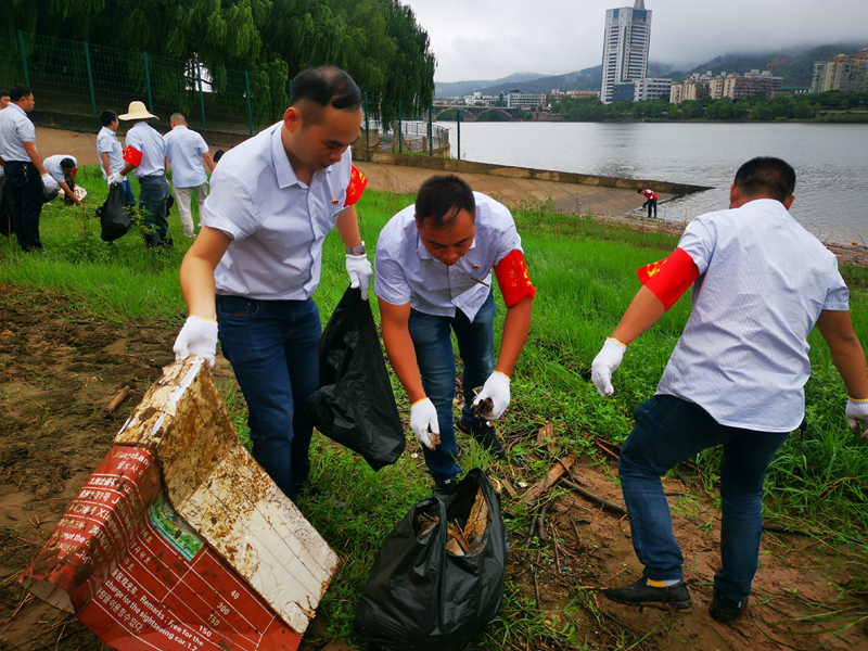 国庆将至，橘子洲景区志愿者清理河岸守护湘江