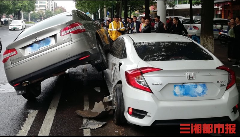 常德：小车挪出停车位被后方车辆撞上，“骑”上路边小车 城事 新湖南 2187