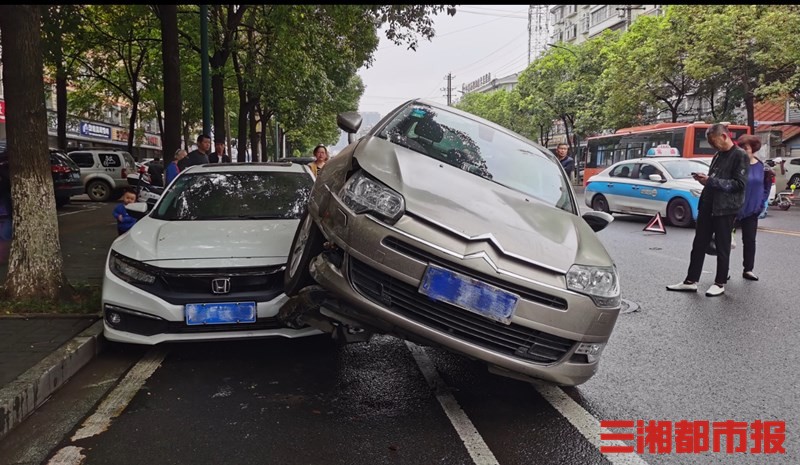 常德：小车挪出停车位被后方车辆撞上，“骑”上路边小车 城事 新湖南 0200