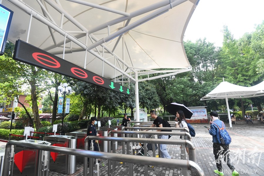 橘子洲景区入园闸机投入使用