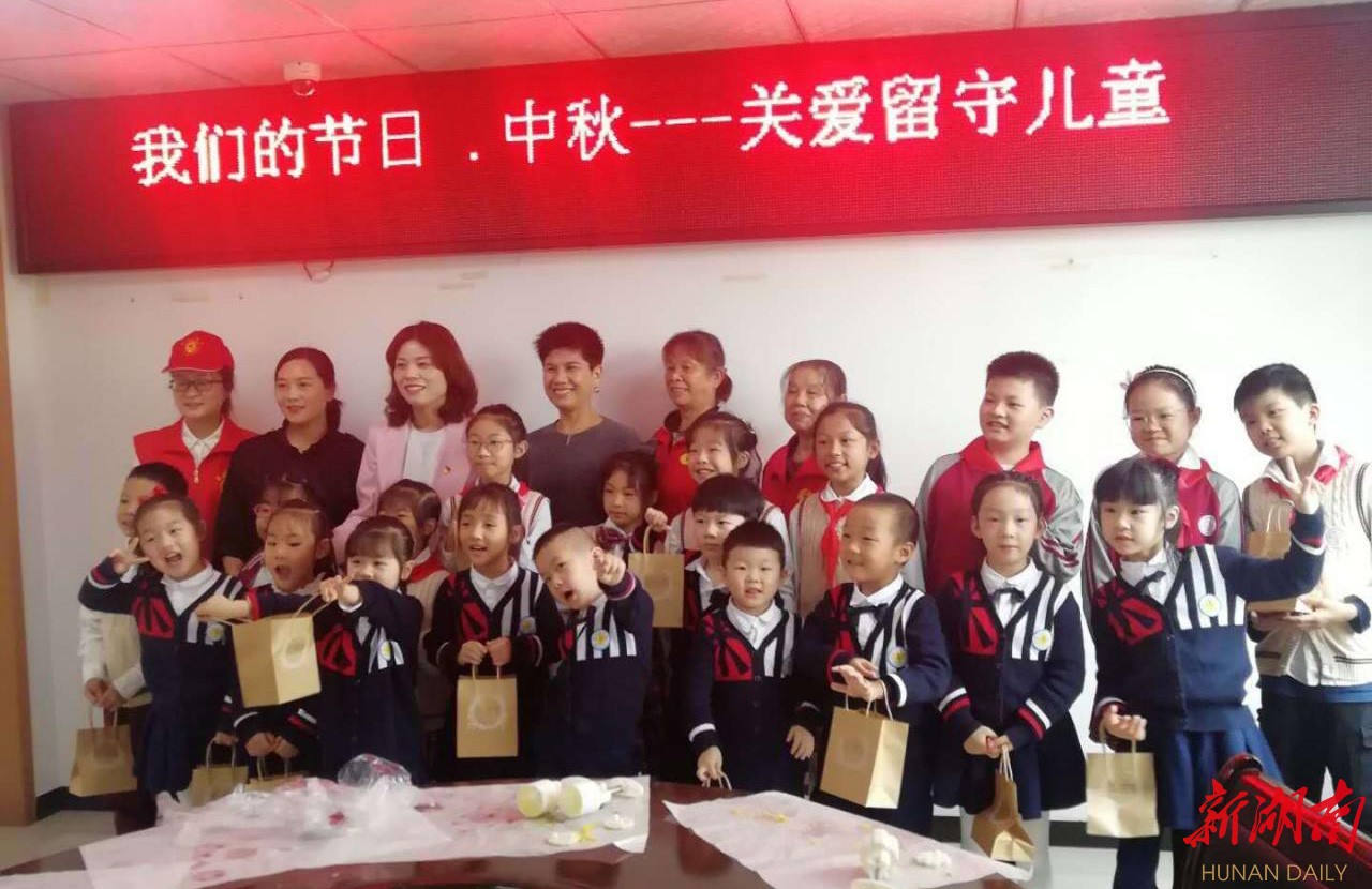 永安街道楠沙社区举办“我们的节日·中秋”月饼制作活动